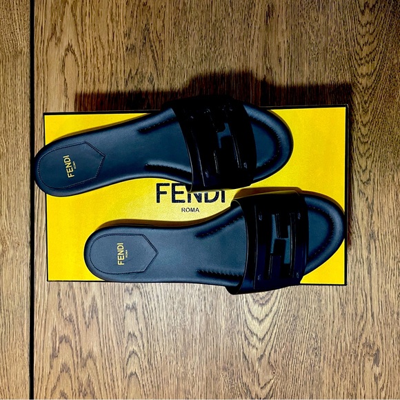 SOLD😍New FENDI SLIDES SANDAL SIZE 38.5 fit 8 US - Picture 3 of 5